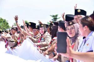 Hamparan Bendera Merah Putih 300 Meter Warnai HUT Pramuka ke 61