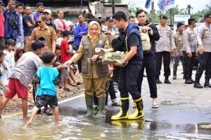 Tiga Kecamatan Di Kepung Banjir Bupati Salurkan Bantuan Ke Warga