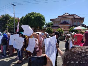 Kejari Empat Lawang di Demo BPD dan Masyarakat Babatan Desak Oknum Kepala Desa di Periksa 