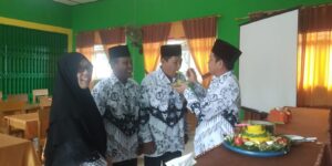 Camat Purwodadi Erman Hari Rustaman Menjadi Inspektur Upacara Hari Guru Nasional 