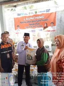 Penjabat Bupati Empat Lawang Bagikan Beras ke Masyarakat 