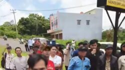 300 Warga Masyarakat Desa Babatan Demo di Depan Polres Empat Lawang 