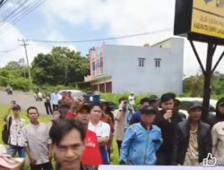 300 Warga Masyarakat Desa Babatan Demo di Depan Polres Empat Lawang 